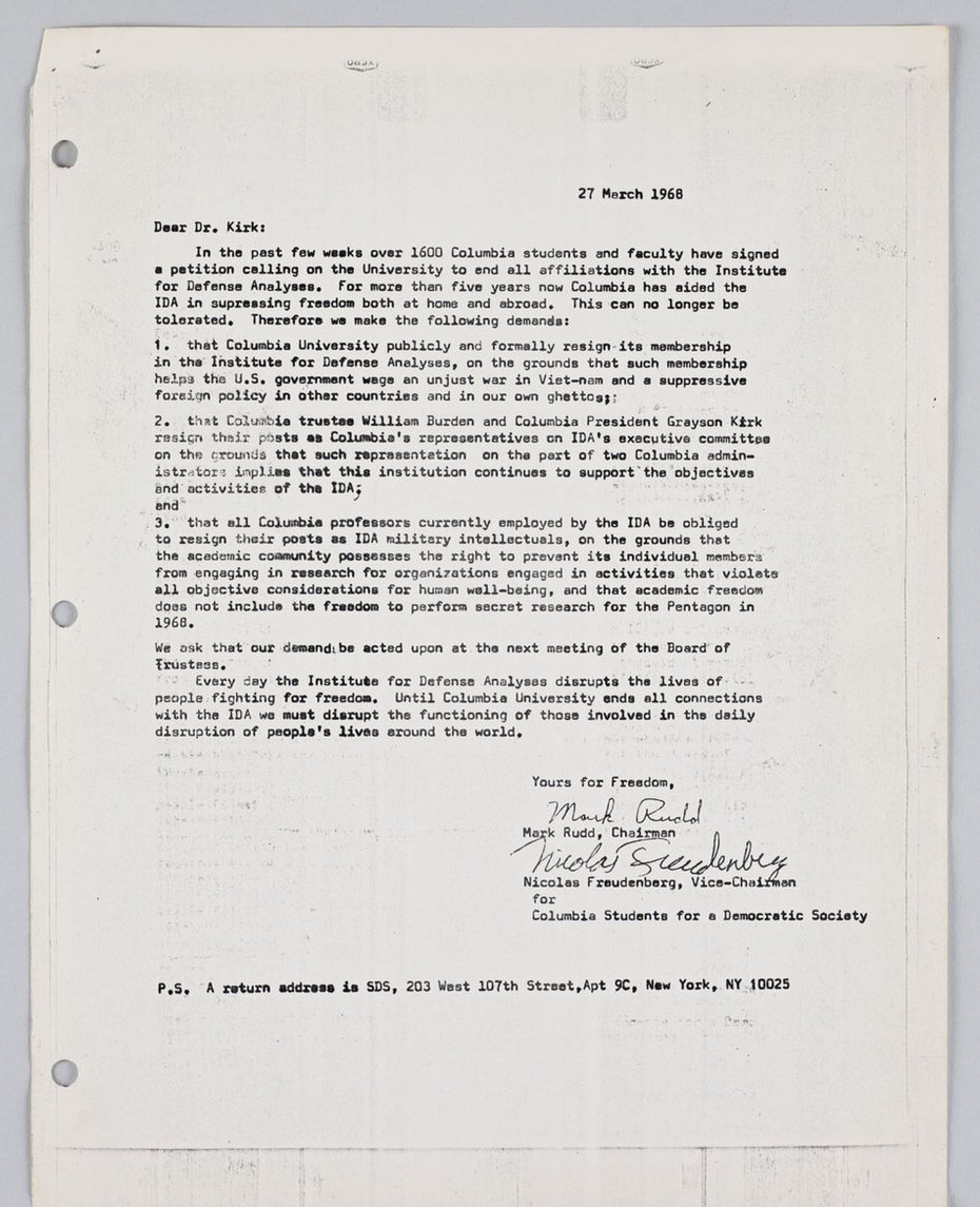 Image of Dean, Alex B. Platt to Columbia University students in Hamilton Hall